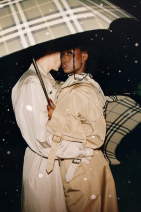 Dos modelos lucen trench coats Burberry para la campaña It's Always Burberry Weather