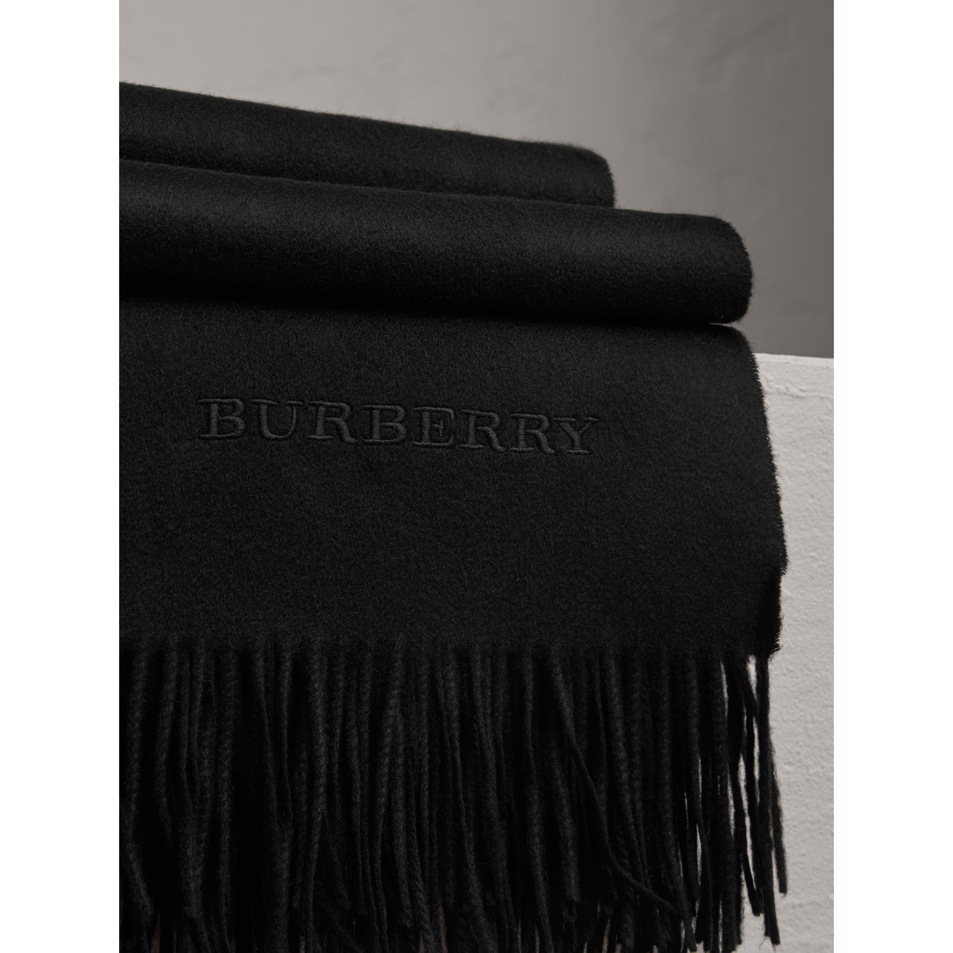 Cashmere Blanket in Black Burberry United States