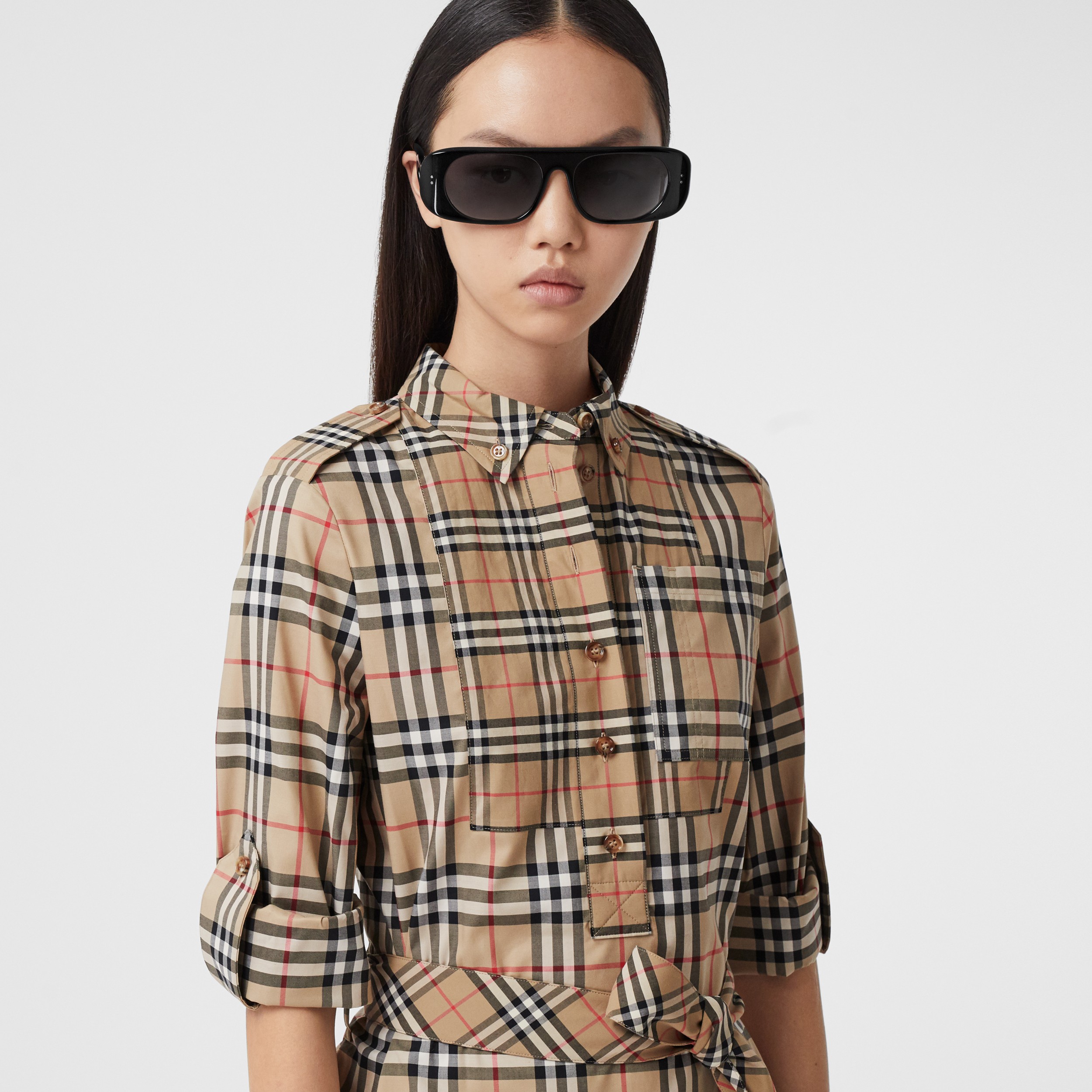 Vestido estilo camisa de algodão stretch com estampa xadrez contrastante e cinto de amarrar (Bege Clássico) - Mulheres | Burberry® oficial - 2