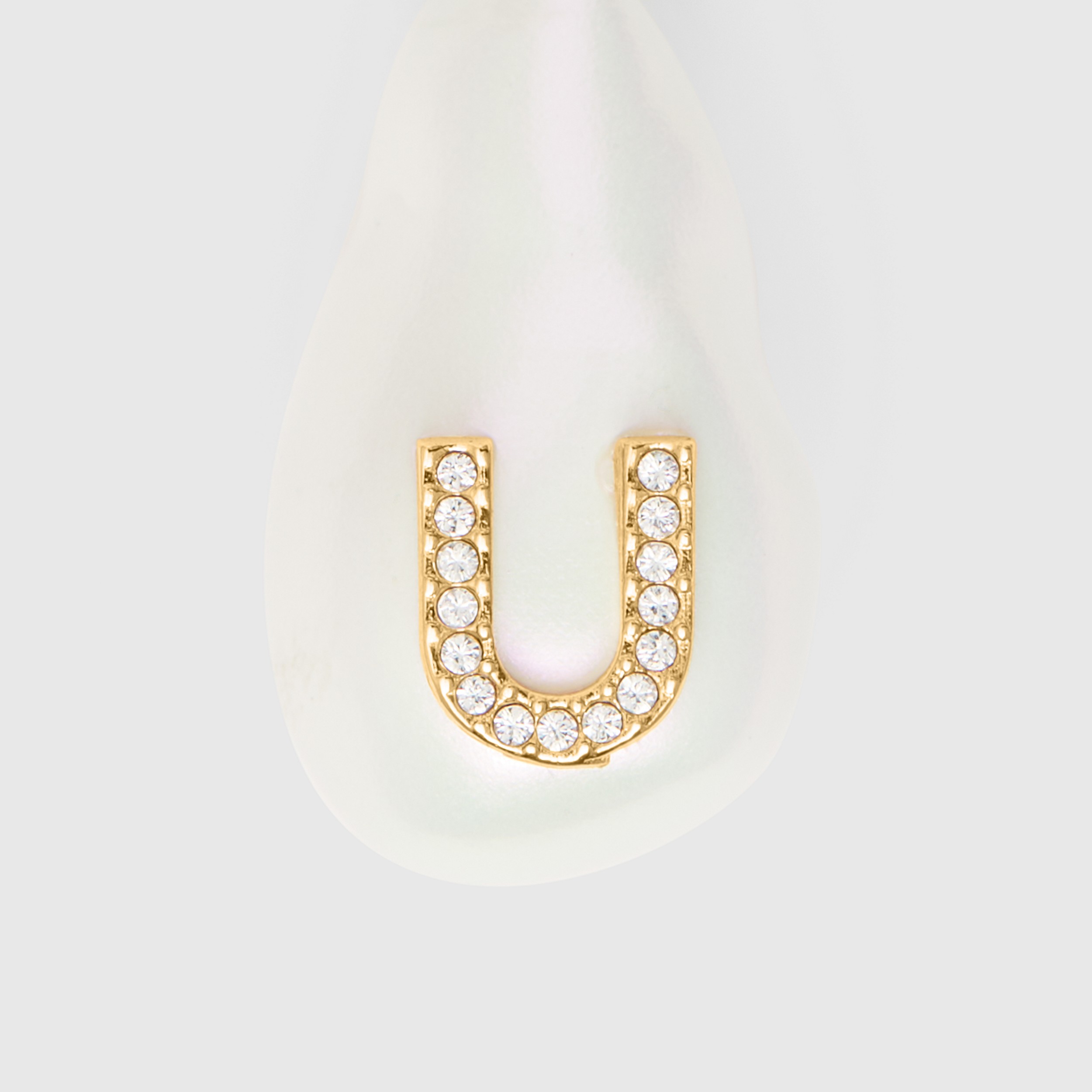 Dije de letra U con perla de resina y cristales - Solo en línea (Dorado Claro/madreperla) - Mujer | Burberry® oficial - 2