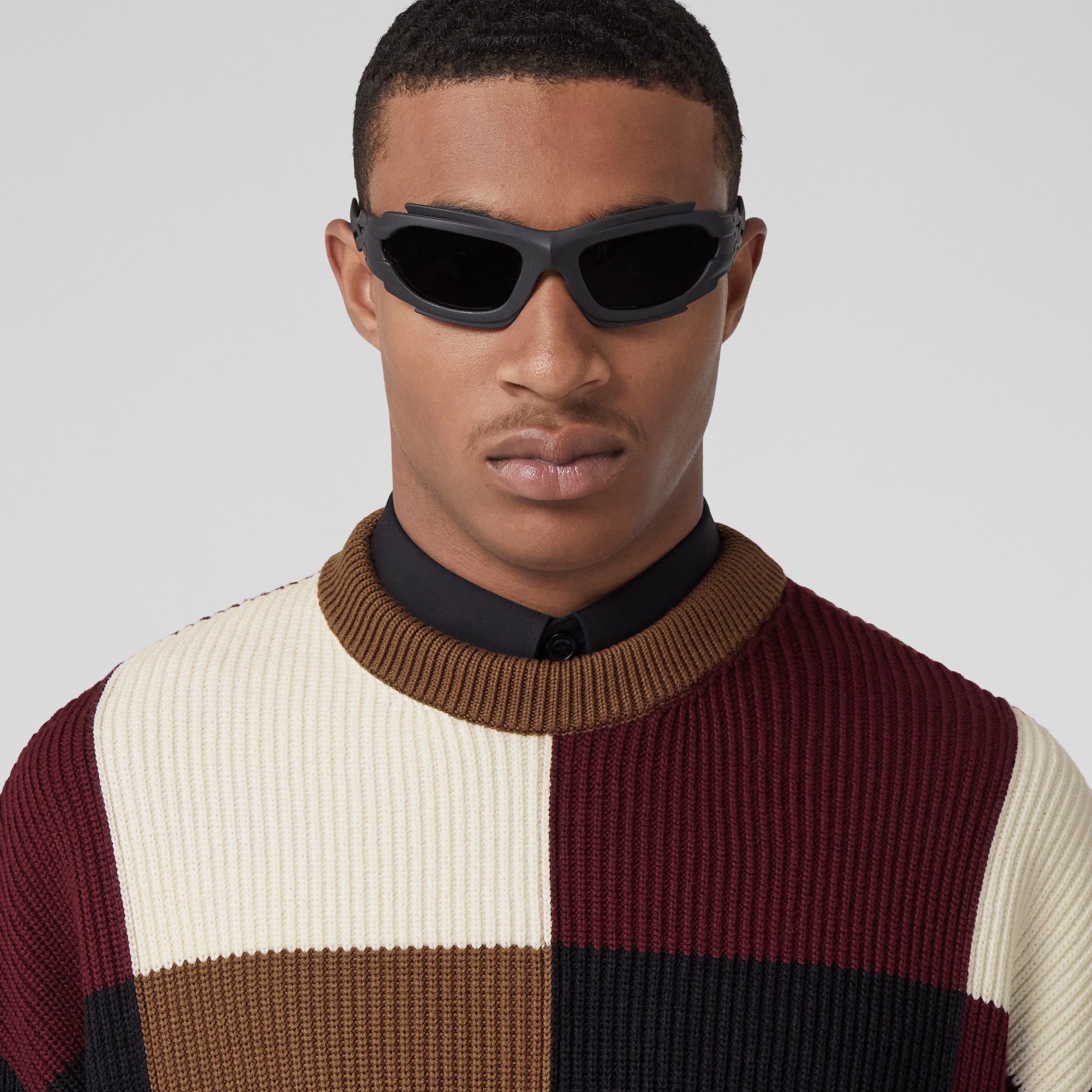 Suéter oversize em patchwork de lã e algodão (Marrom Bétula Escuro) - Homens | Burberry® oficial - 2