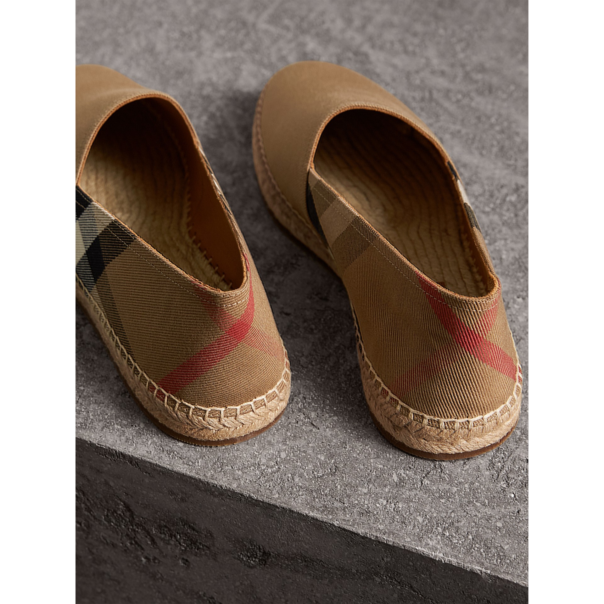types of flat sandals
