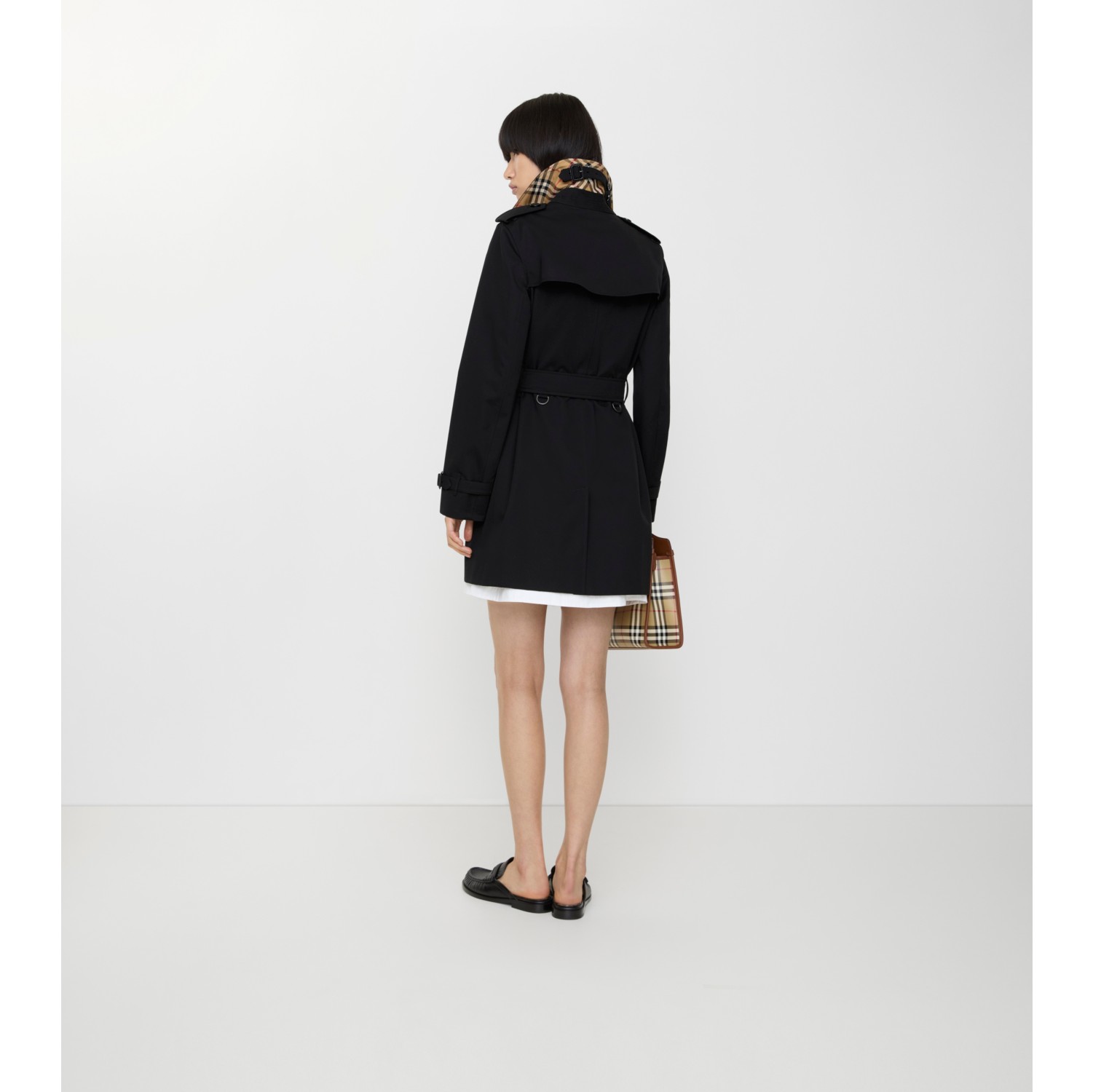 Short Kensington Heritage Trench Coat in Black - Women, Cotton Gabardine | Burberry® Official