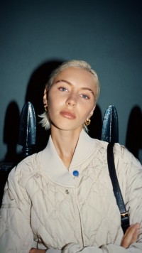 Iris Law indossa un bomber in nylon trapuntato lavato color soap