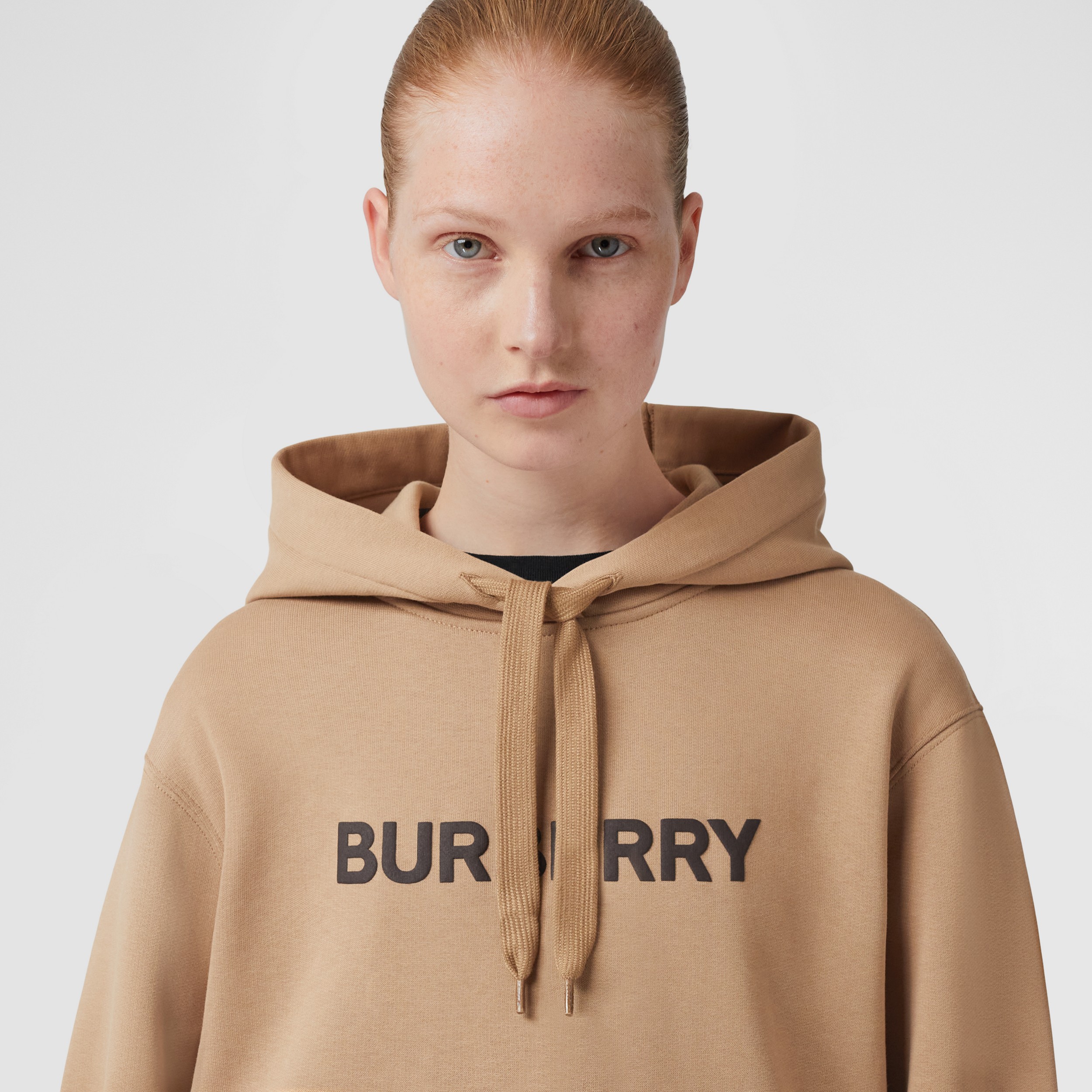 Suéter com capuz de algodão com estampa de logotipo (Camel) - Mulheres | Burberry® oficial - 2