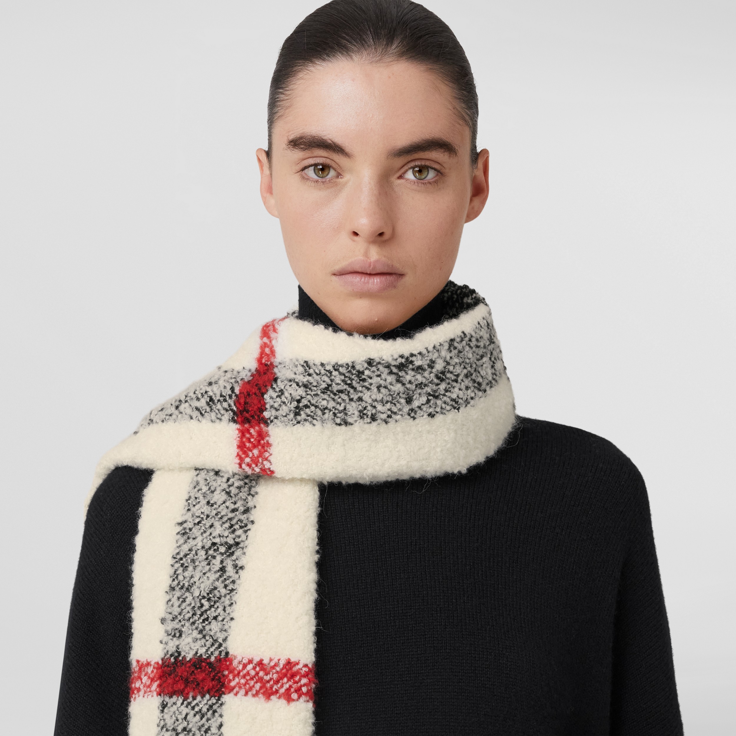 Bufanda en bouclé de cachemir, lana y seda a cuadros (Blanco Natural) | Burberry® oficial - 3