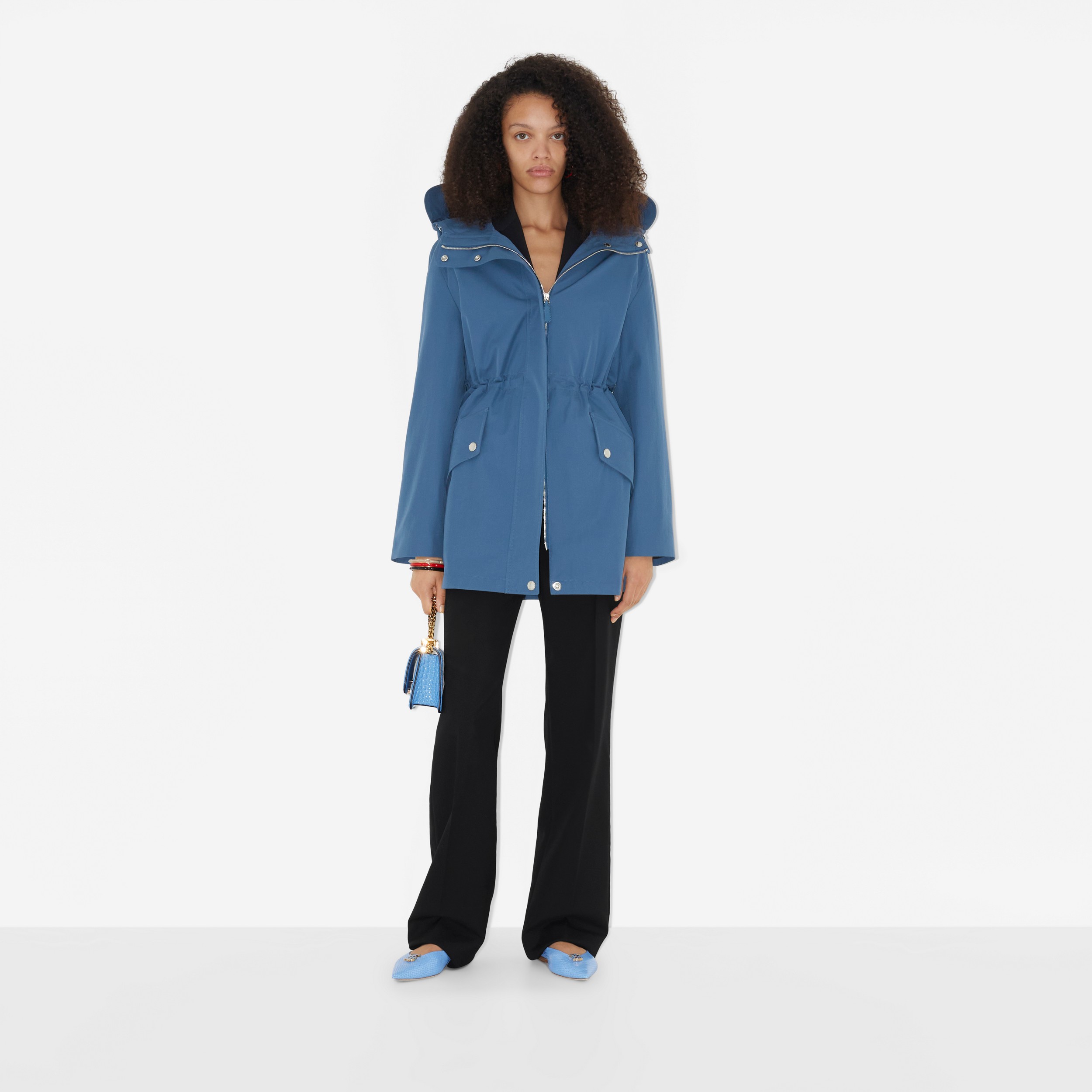 Parka en algodón de gabardina tropical con capucha (Azul Marino Discreto) - Mujer | Burberry® oficial - 2