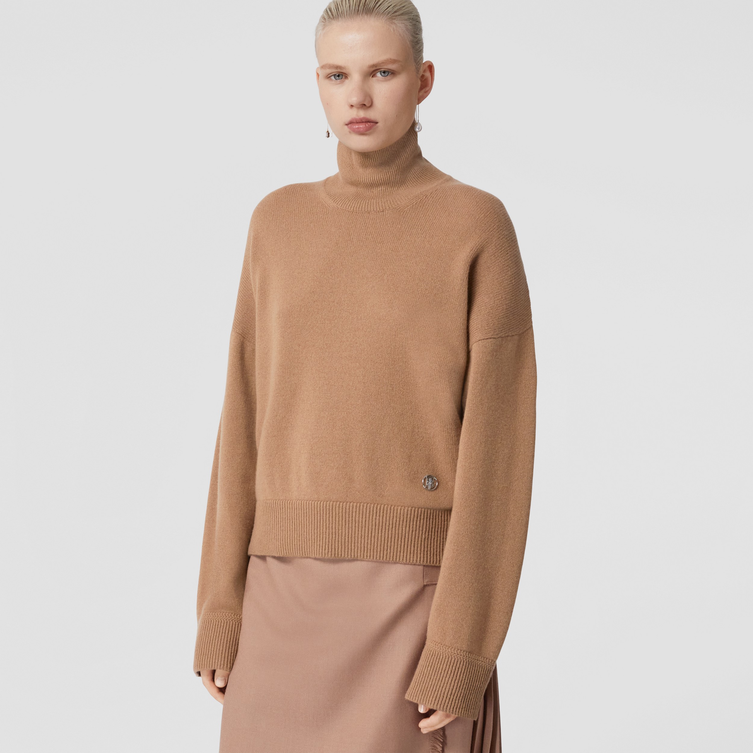 Suéter de cashmere com gola rulê e monograma (Trigo) - Mulheres | Burberry® oficial - 1