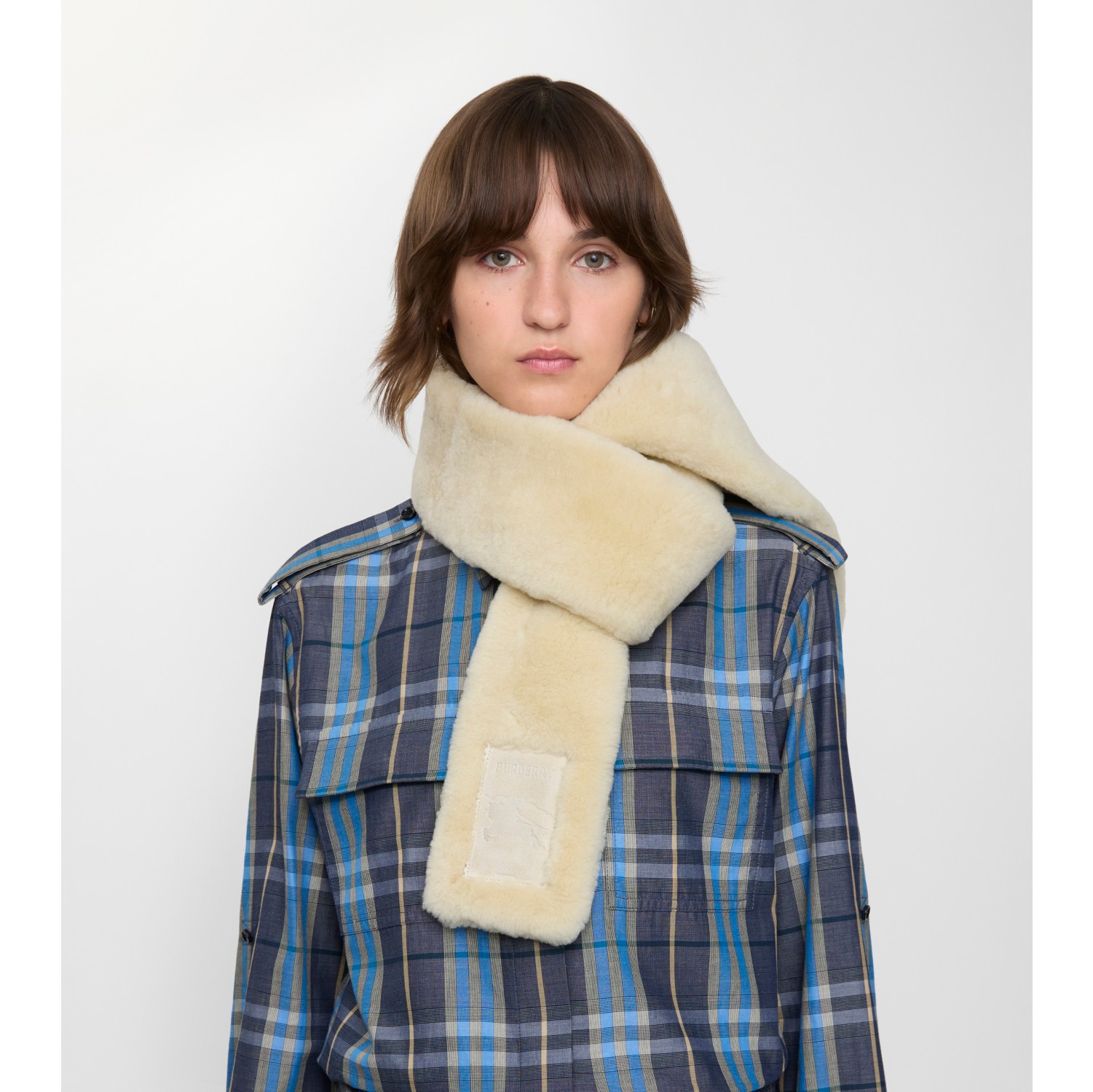 Écharpe fine en shearling avec étiquette