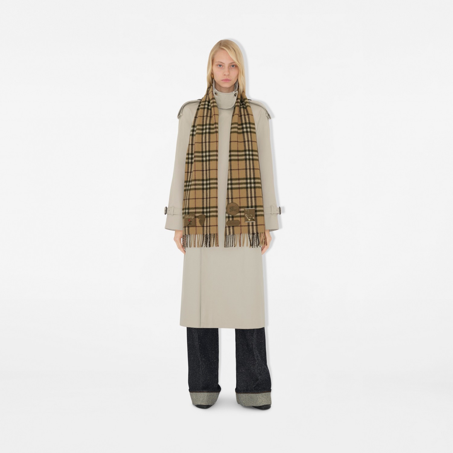 バッジ チェック カシミアスカーフ (スワンプ) | Burberry®公式 バッジ チェック カシミアスカーフ (スワンプ) | Burberry®公式