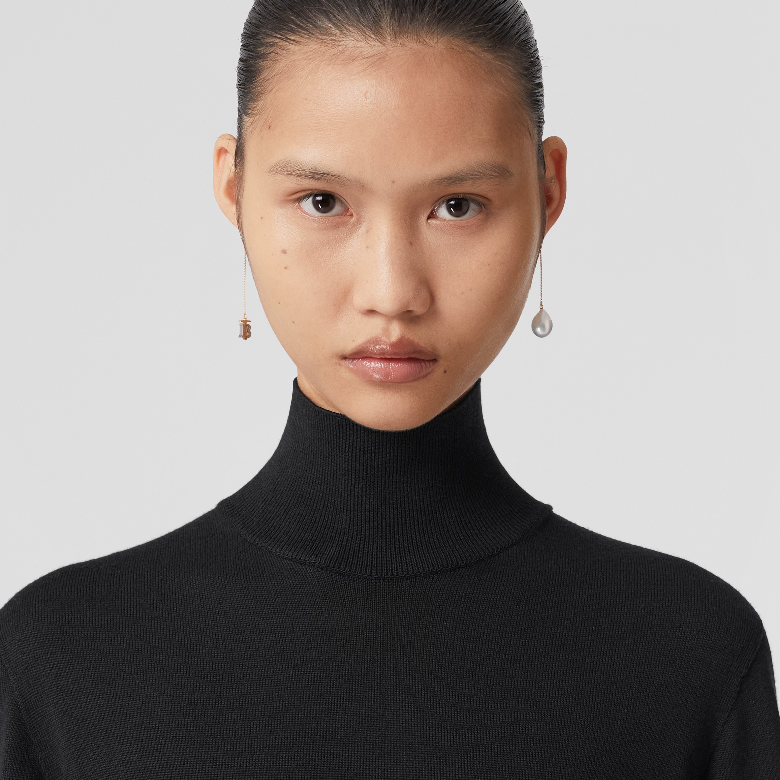 Suéter de lã e seda com gola rulê e monograma (Preto) - Mulheres | Burberry® oficial - 2
