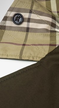 Karodetail am Kragen eines Burberry-Trenchcoats