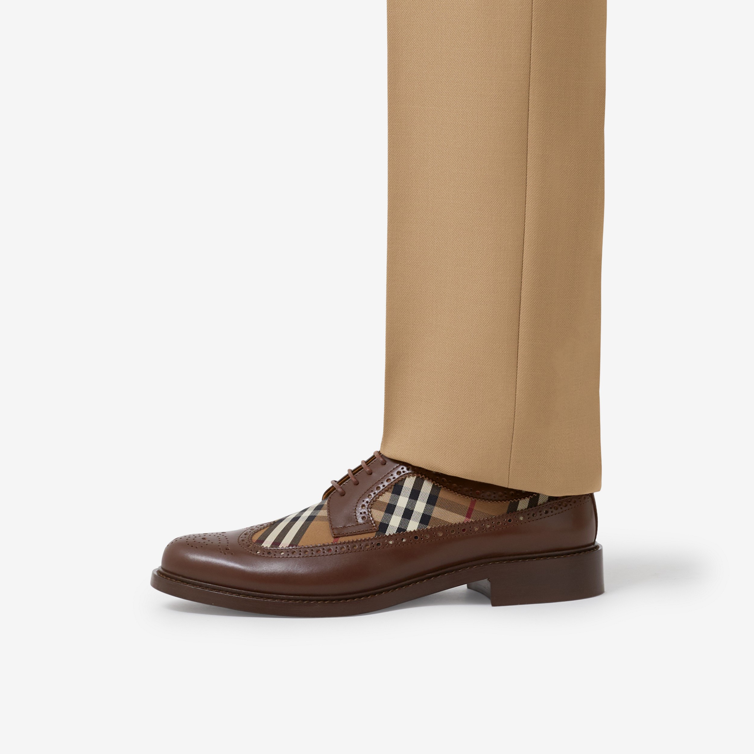 Sapatos Derby de couro com recorte em Vintage Check (Marrom Casca  Árvore Intenso) - Homens | Burberry® oficial - 3