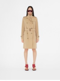 Femme portant un trench-coat mi-long Kensington