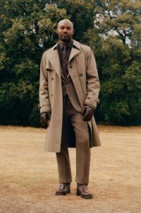 El actor y modelo Tyson Beckford luce trench coat Burberry, corbata a cuadros Burberry Check y guantes en piel con motivo Check en intarsia