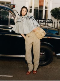 模特身穿Burberry2025春季系列