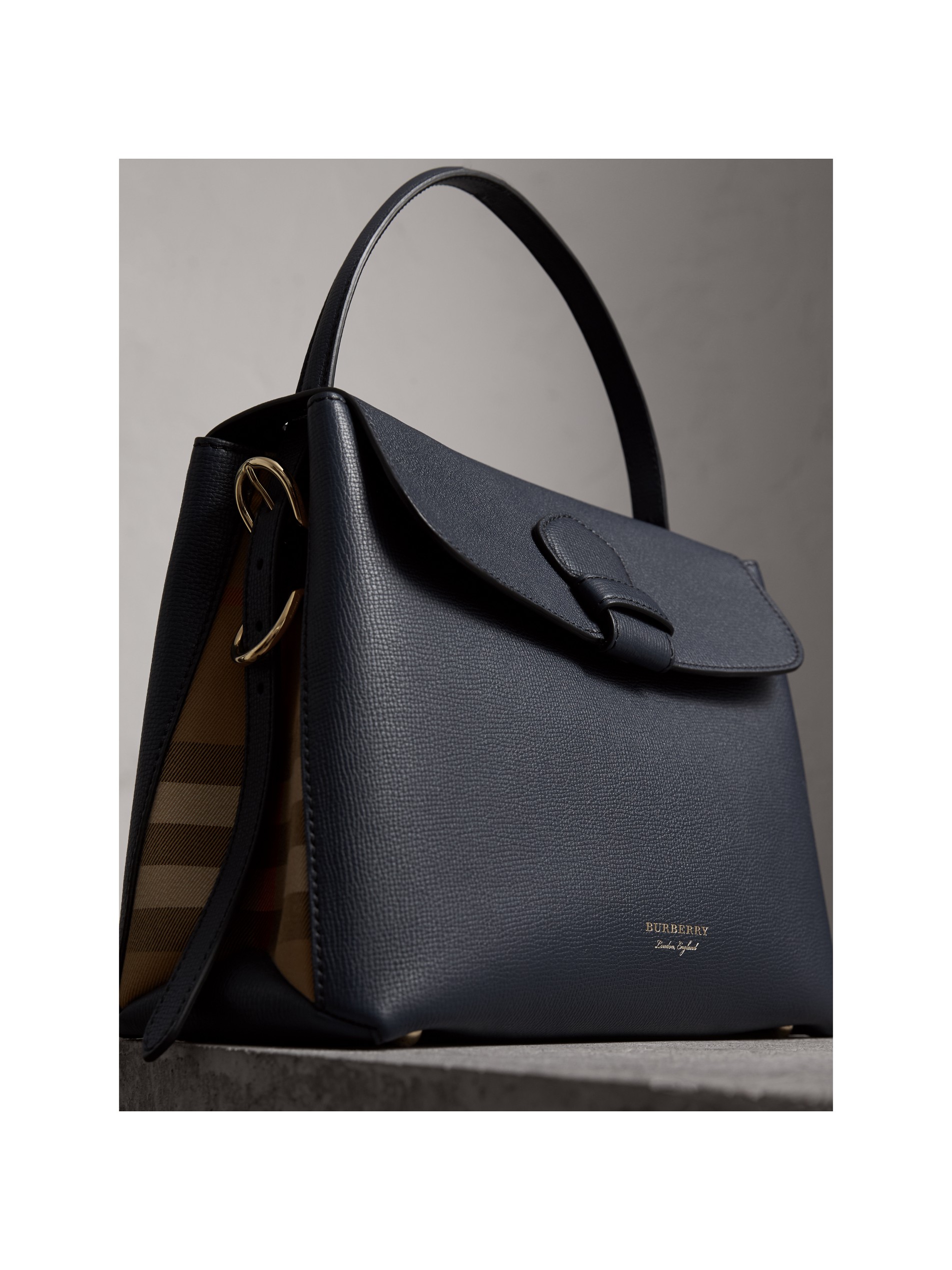 中号粒纹皮革拼 house 格纹托特包 (墨蓝色) - 女士 | burberry