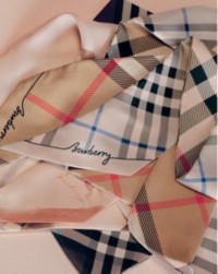 Pañuelos en seda Burberry para la campaña de regalos para el Día de la Madre