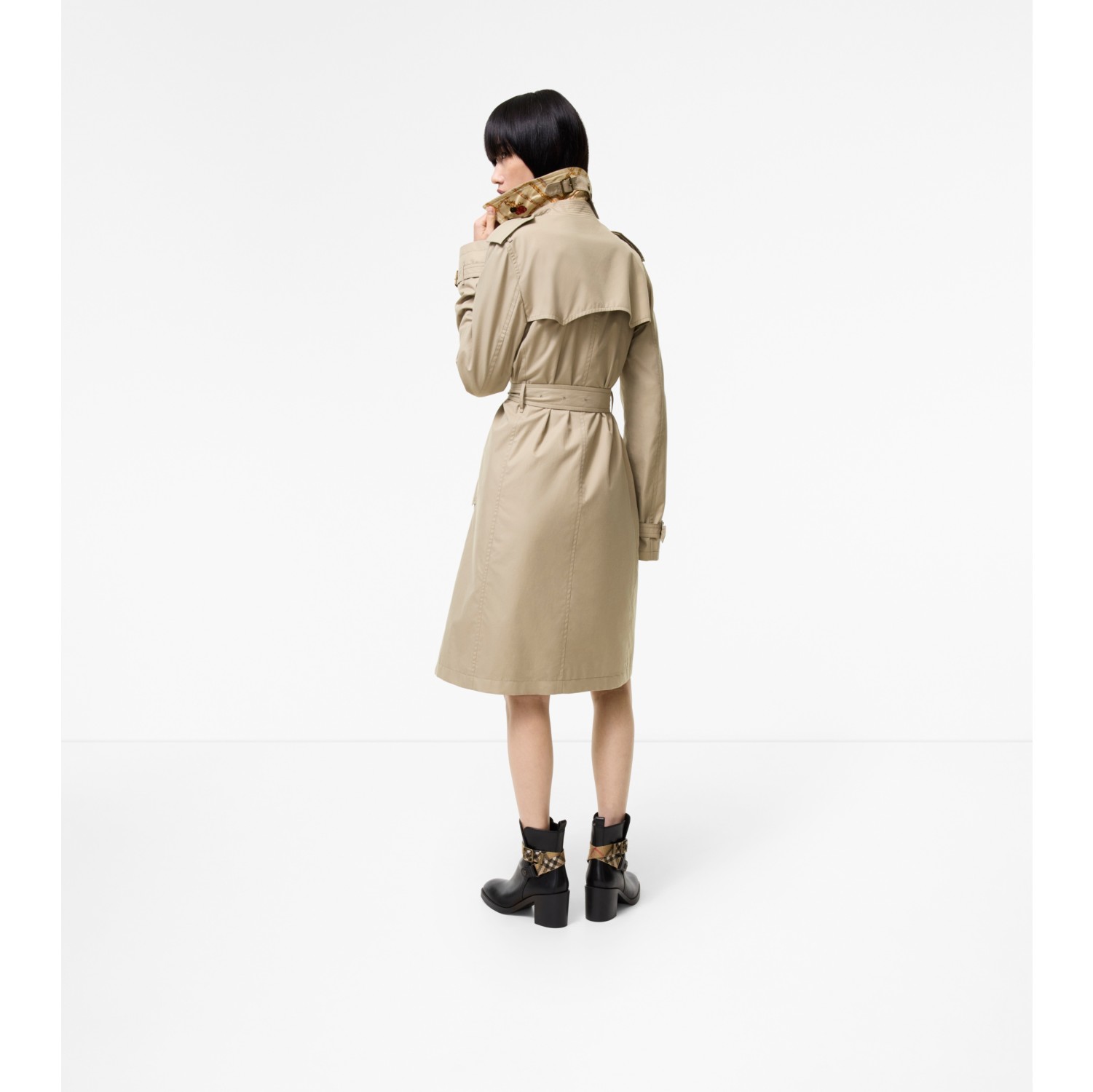 Long Silk-lined Tropical Gabardine Foxfield Trench Coat in Saltmarsh beige - Women | Burberry® Official