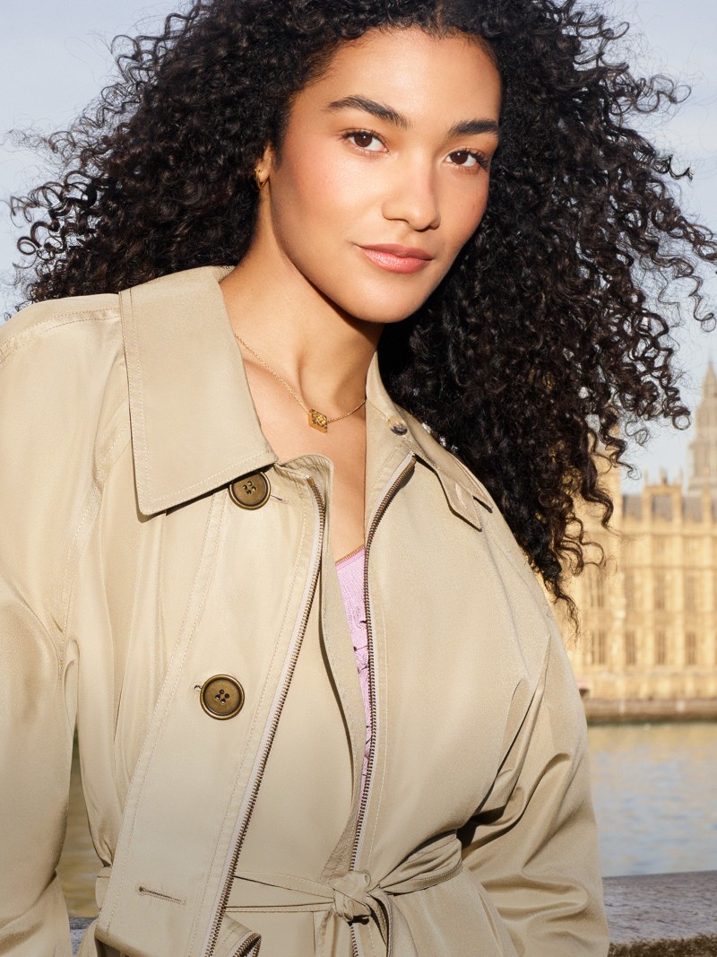 新作パルファムにオリヴィア・ディーンをフィーチャーした、バーバリー ハー キャンぺーン動画