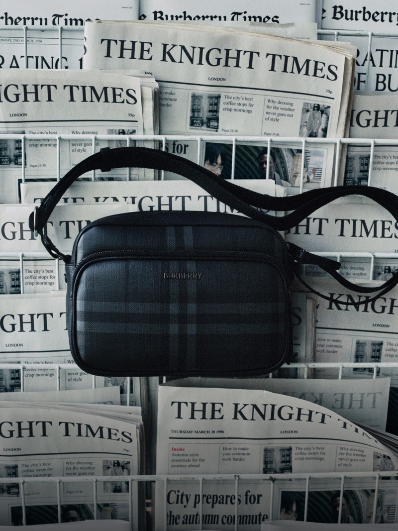 Photo du sac à bandoulière Pocket City Check sur fond de journaux