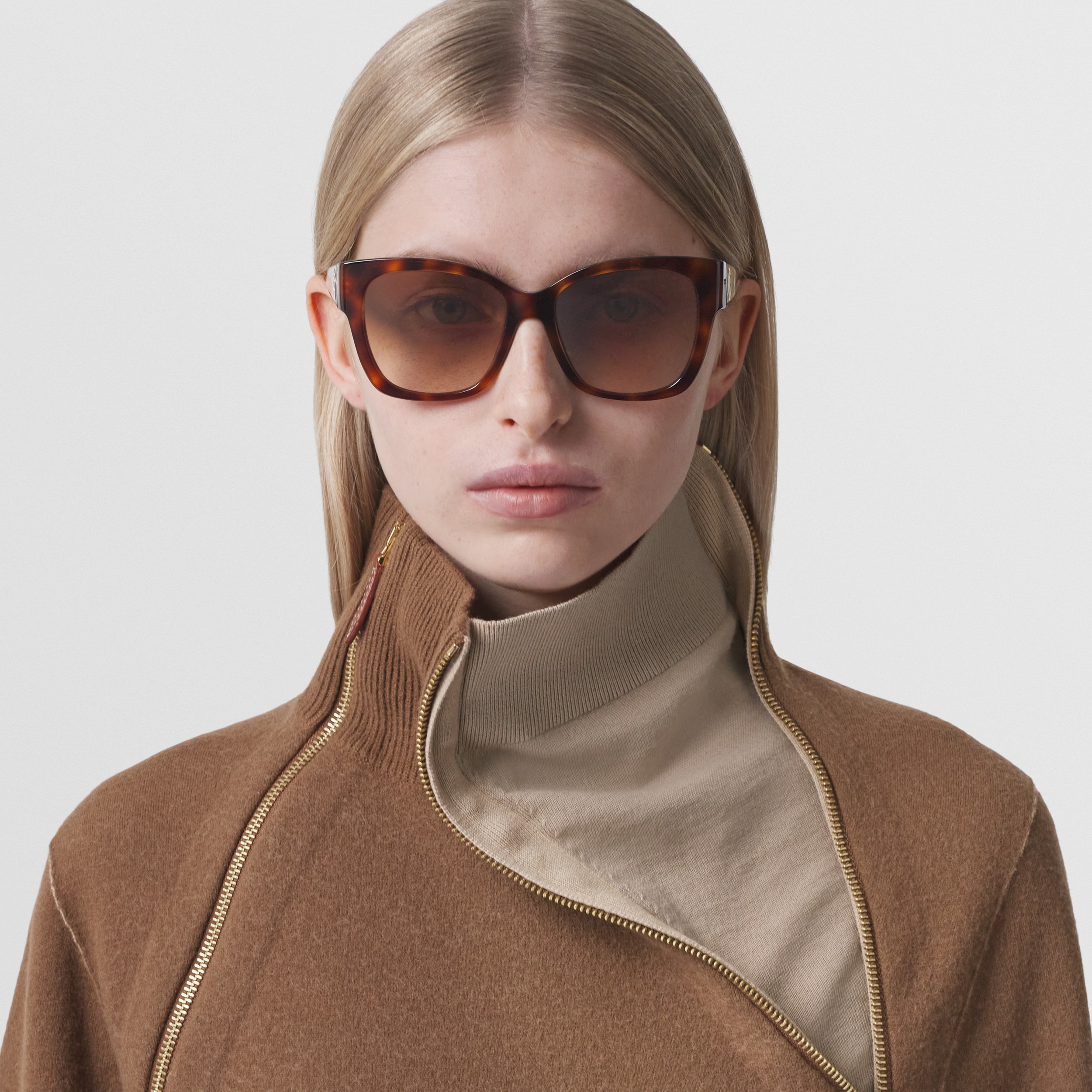 Gafas de sol con montura cuadrada y detalles de monograma (Ámbar Carey Oscuro) - Mujer | Burberry® oficial - 3