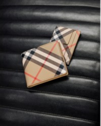 Photo de deux portefeuilles Burberry Check