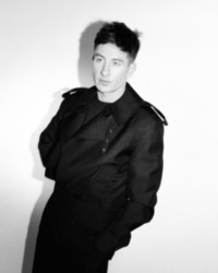 El actor Barry Keoghan luce un trench coat de Burberry negro.