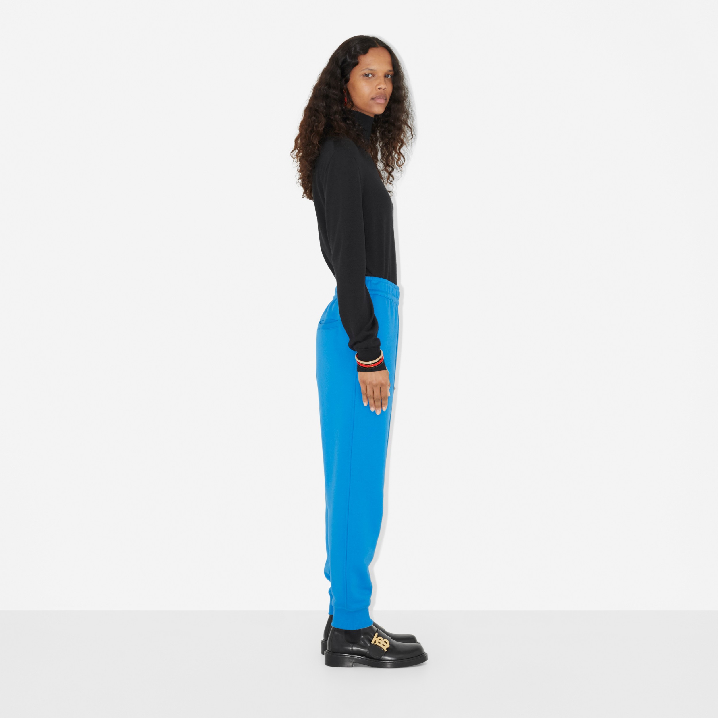 Calças jogger de algodão com letra bordada (Azul Vívido) - Mulheres | Burberry® oficial - 3