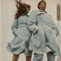 Dos modelos lucen trench coats azules 