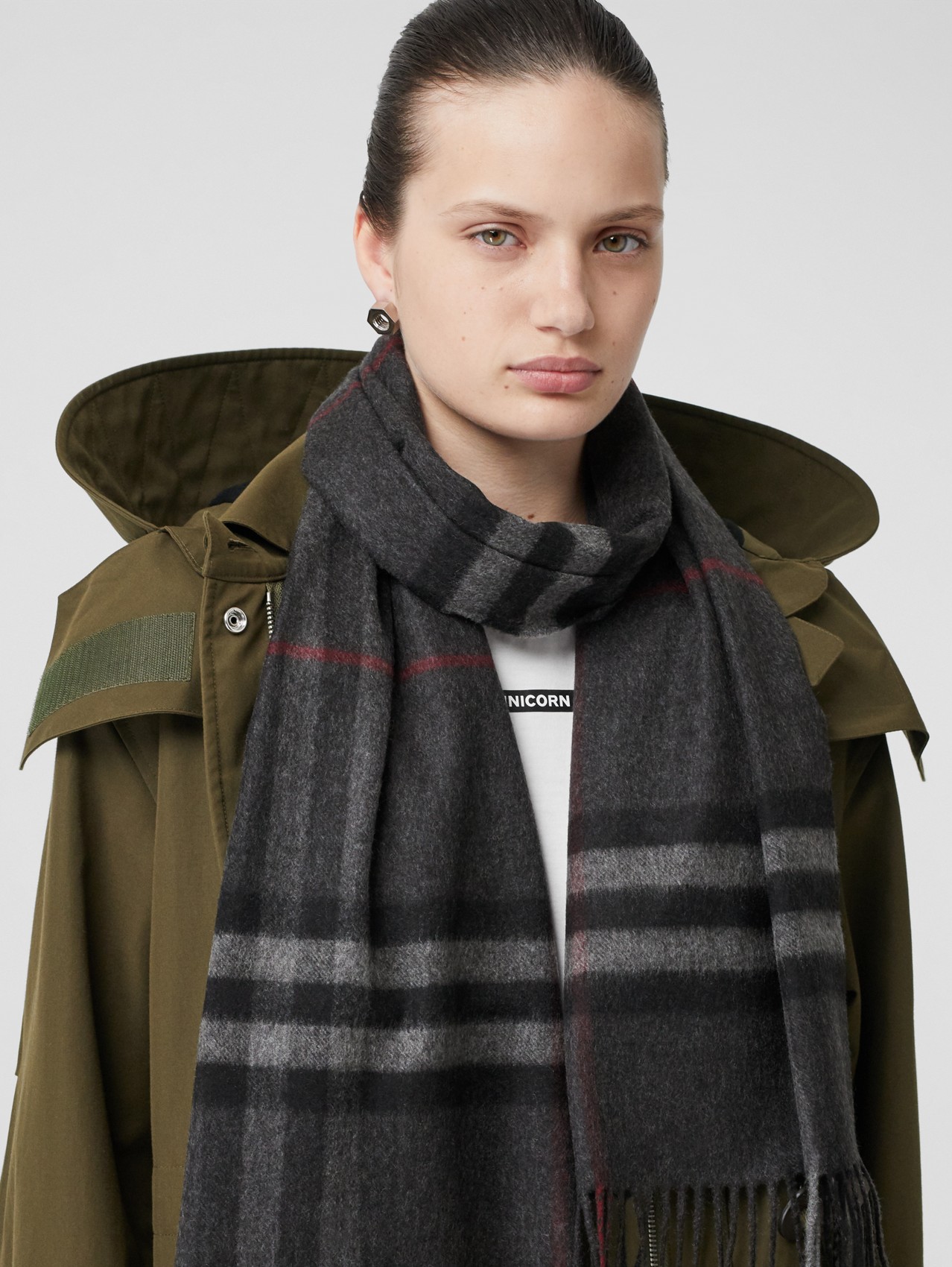 The Classic Check Cashmere Scarf in Charcoal
