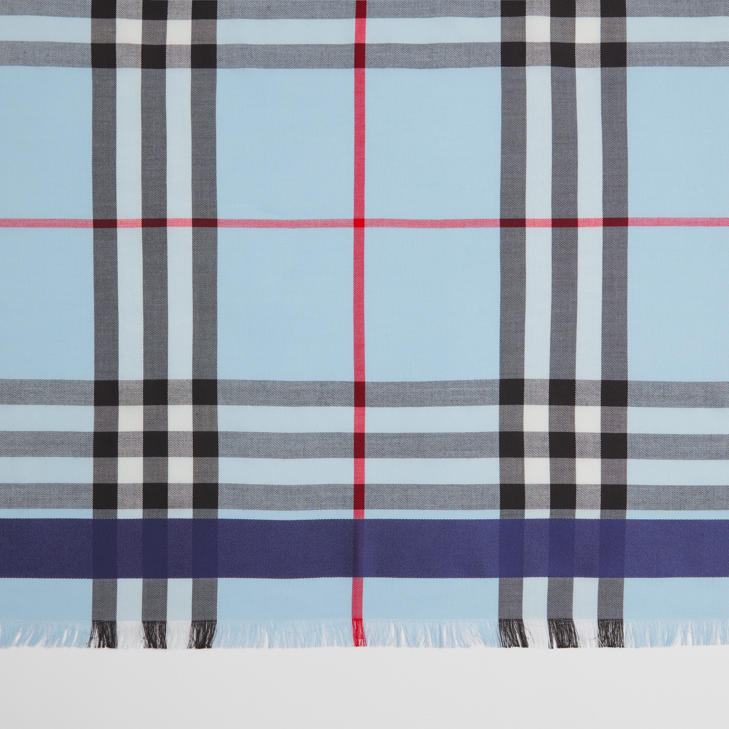 Lenço grande de seda e lã com estampa xadrez (Azul Claro) | Burberry® oficial - 2
