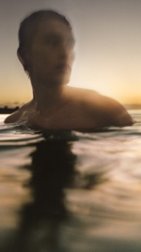 Campagne estivale avec un mannequin nageant dans l'océan