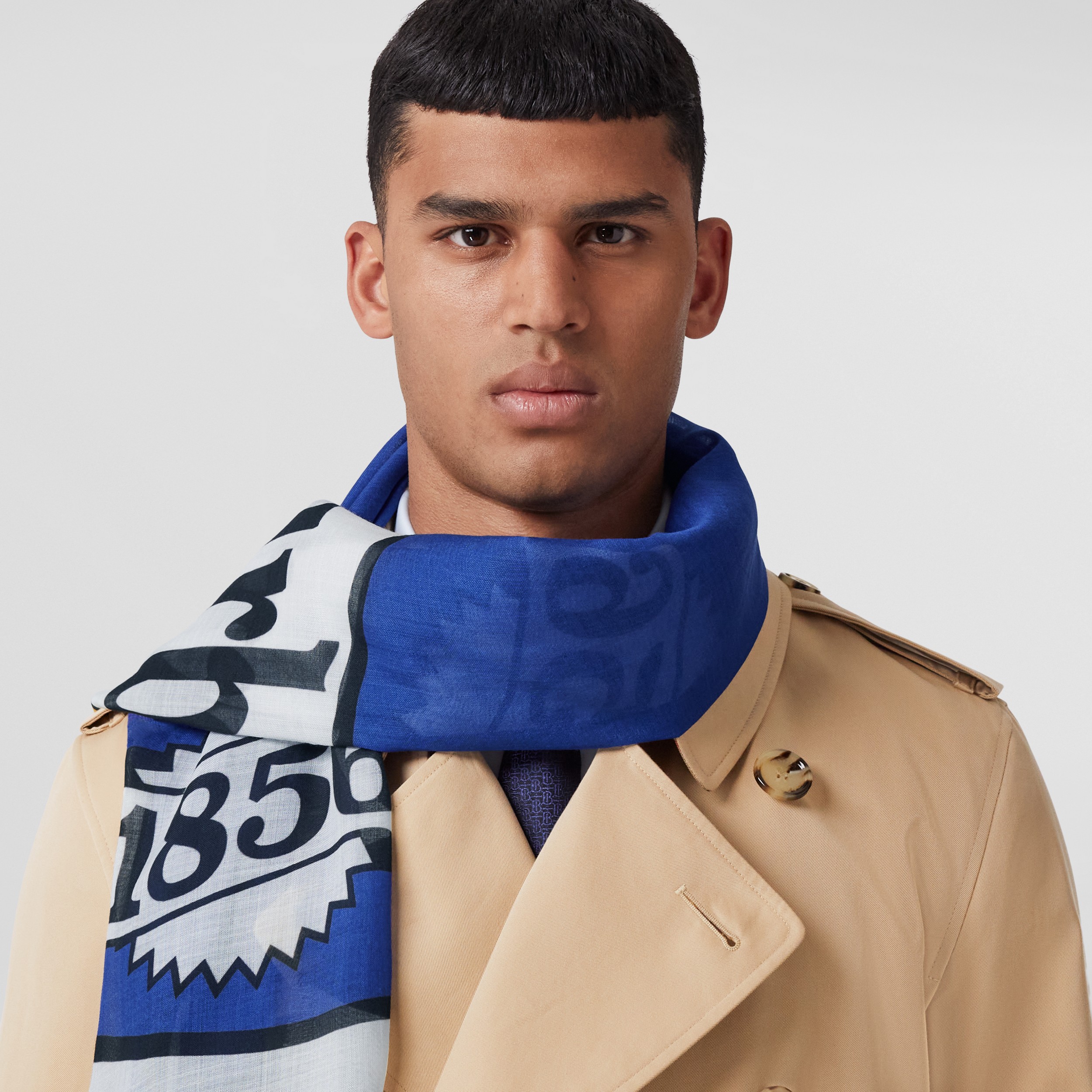 Echarpe leve de lã e seda com estampa de slogan (Azul Sodalita) | Burberry® oficial - 4