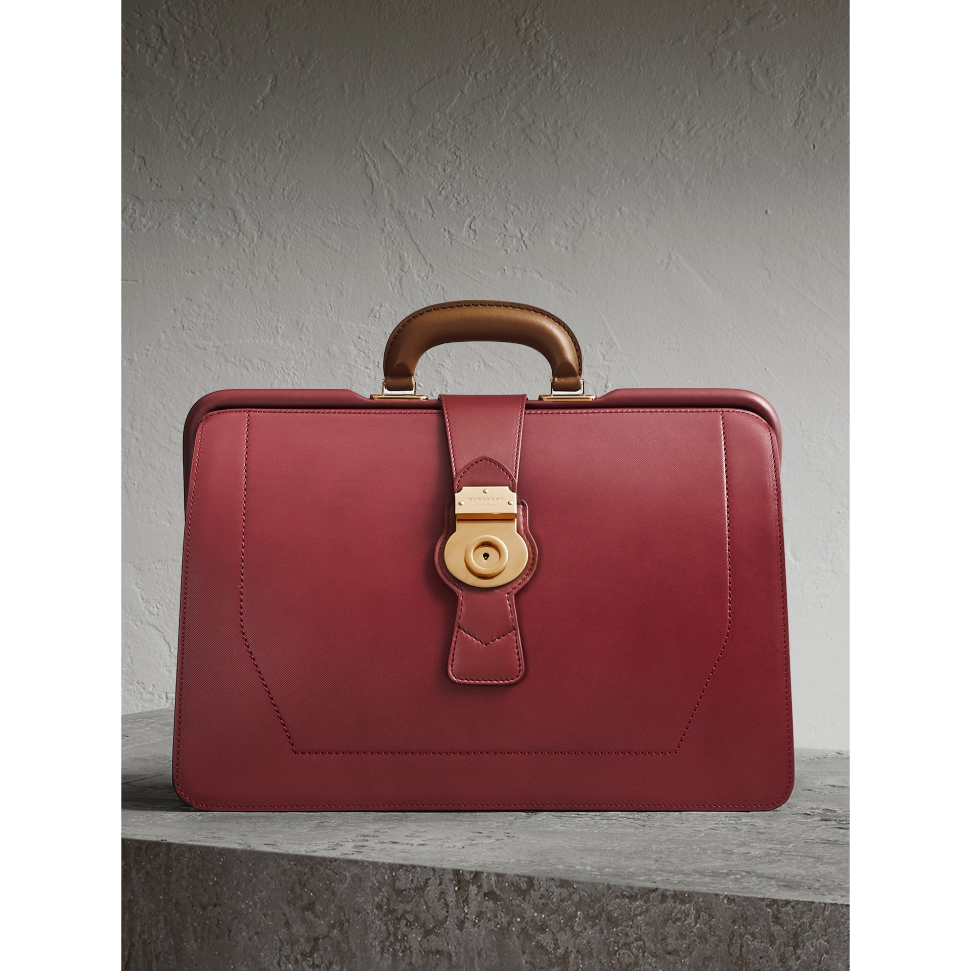 tyk Prestigefyldte Kunstneriske Shop Burberry The Dk88 Doctor's Bag In Antique Red