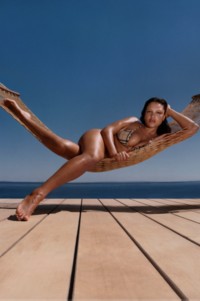 Modelo con ropa de baño a cuadros Burberry Check