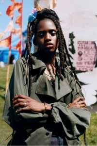「Burberry Festival 2025」キャンペーンでウィメンズの新着アイテムを着用するモデル
