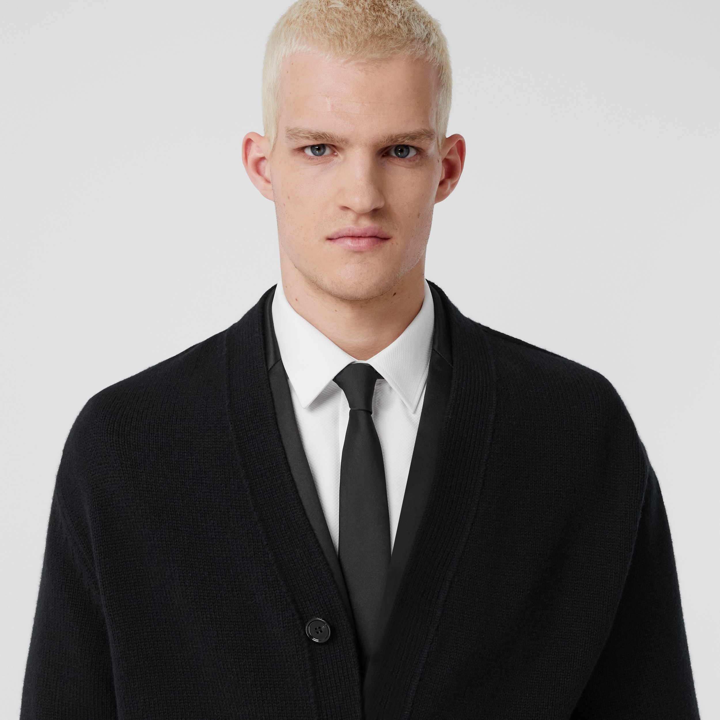 コントラストナイロンパネル ウールカシミア カーディガン (ブラック) - メンズ | Burberry®公式サイト コントラストナイロンパネル ウールカシミア カーディガン (ブラック) - メンズ | Burberry®公式サイト
