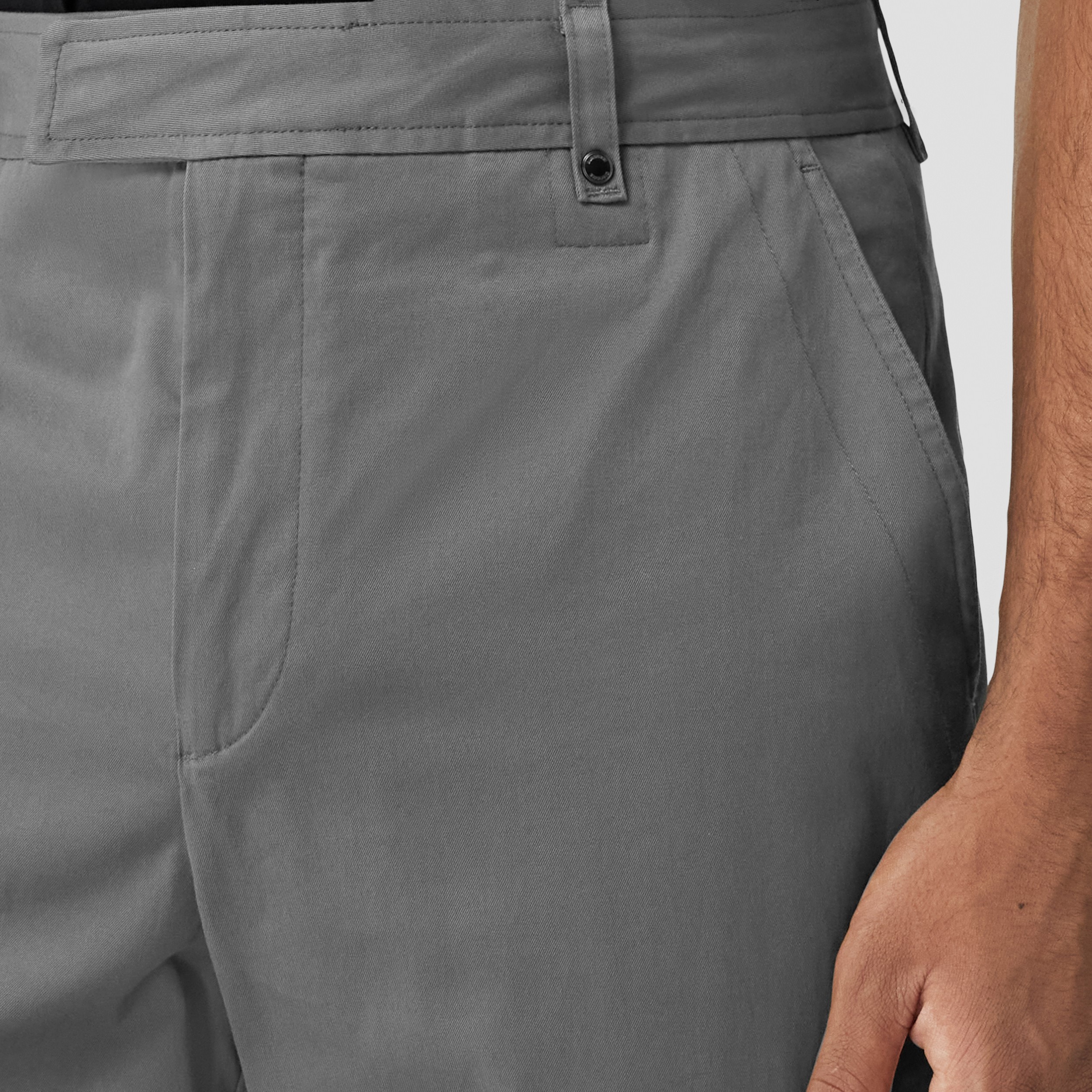 Pantaloni chino in twill di cotone stretch con monogramma (Grigio Selce) - Uomo | Sito ufficiale Burberry® - 2