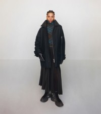 Model in Trenchcoat im Burberry Check-Karomuster und Hemdkleid