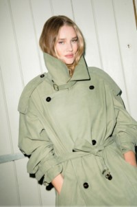 Rosie Huntington-Whiteley wearing Burberry Trench Coat