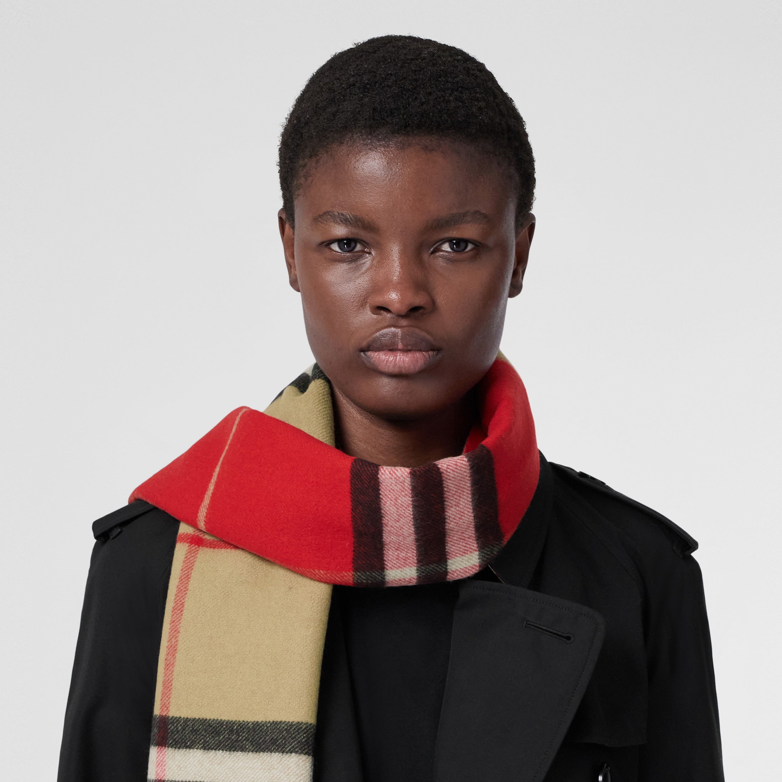 Contrast Check Cashmere Scarf in Archive Beige/red | Burberry® Official - 3