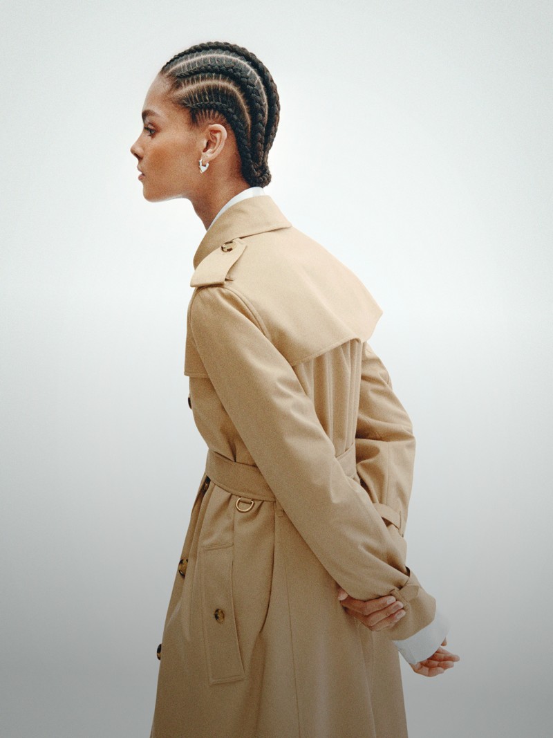 Aufnahme eines Models in einem Heritage-Trenchcoat von Burberry.