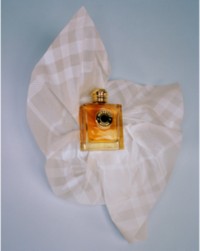 Perfume Burberry Goddess para la campaña de regalos para el Día de la Madre, empaquetado en papel rosa a cuadros