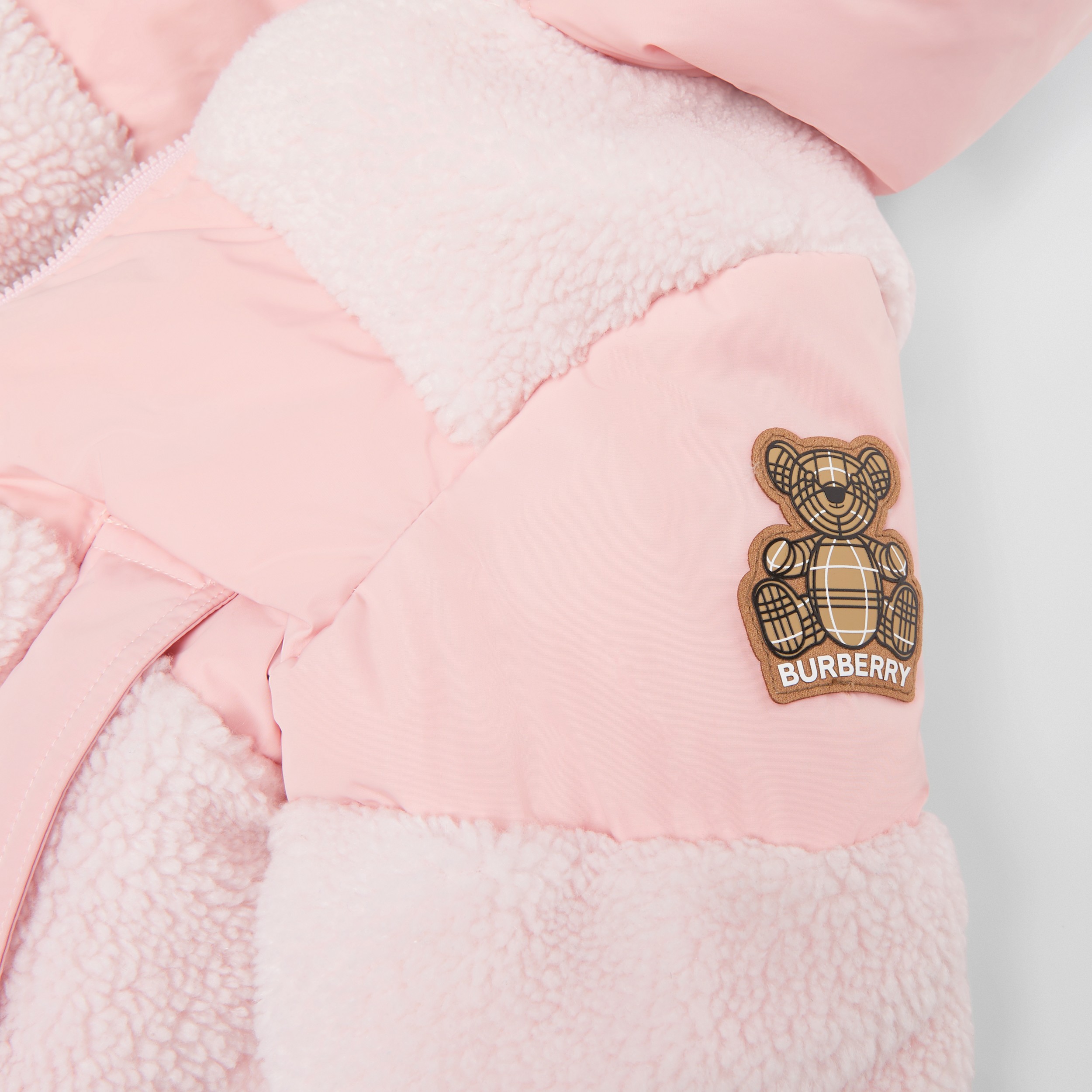 Jaqueta acolchoada com capuz e aplique de Thomas Bear (Rosa Blossom Claro) - Crianças | Burberry® oficial - 2