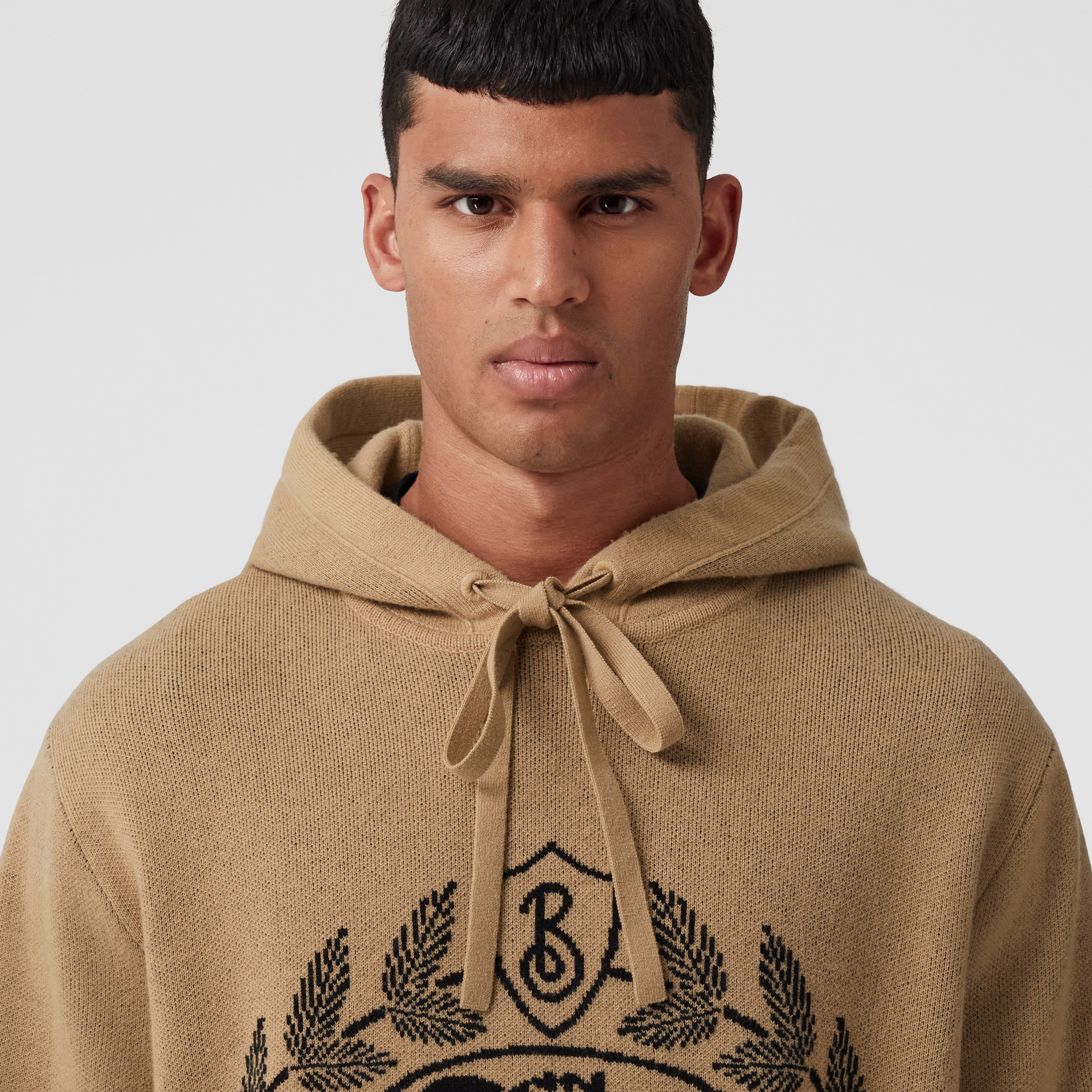 Hoodie oversize en jacquard de laine avec emblème du Cavalier (Camel) - Homme | Site officiel Burberry® - 4
