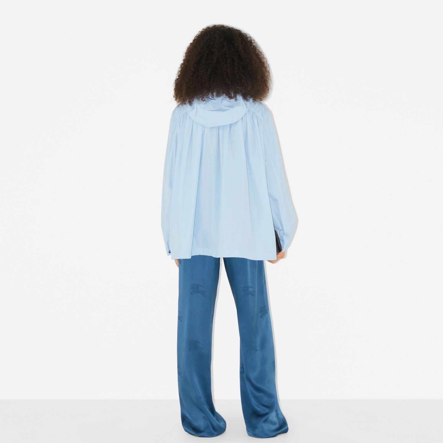 Chaqueta en mezcla de algodón con capucha y logotipo (Azul Pálido) - Mujer | Burberry® oficial