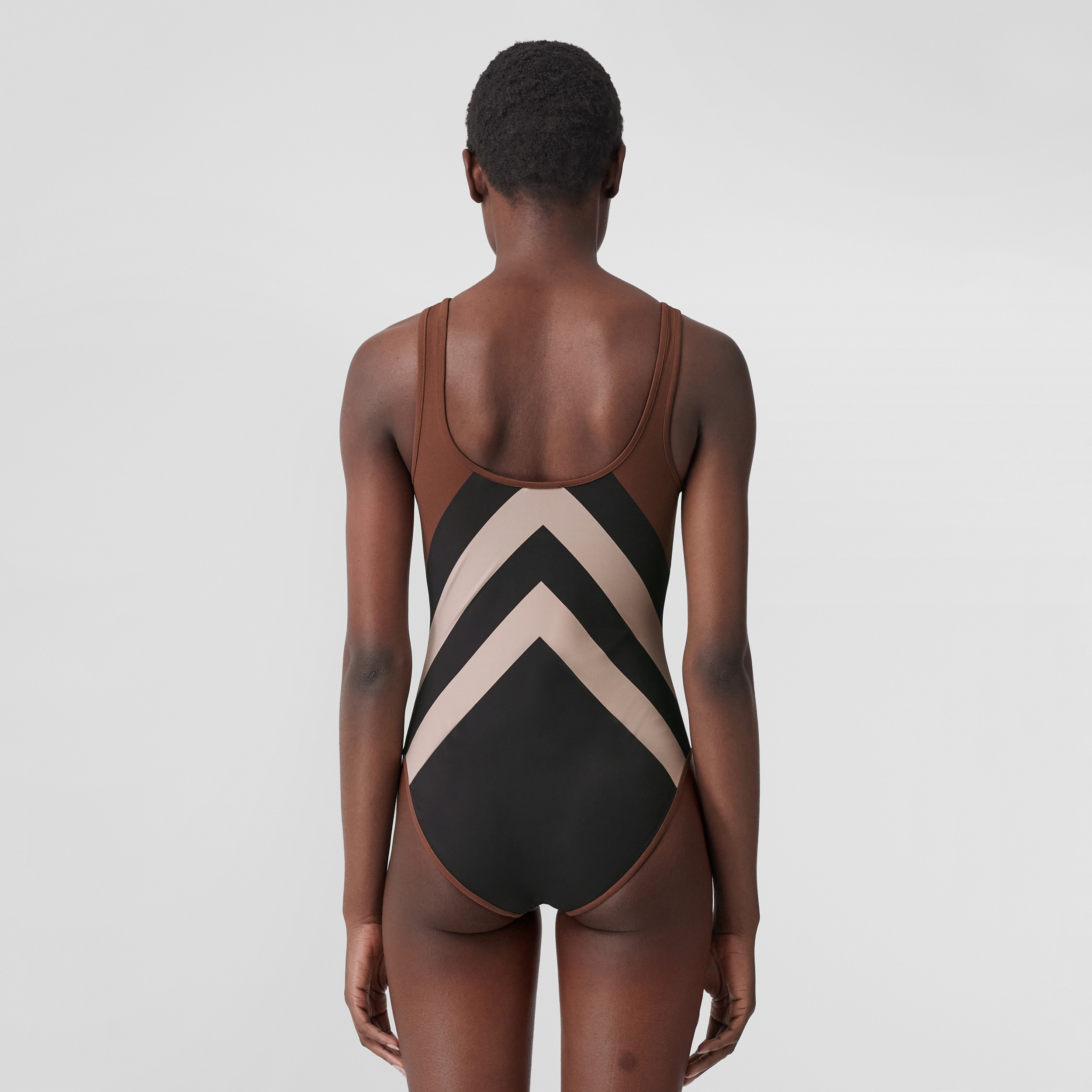 Bañador en nailon elástico con cuadros estilo zigzag (Marrón Abedul Oscuro) - Mujer | Burberry® oficial - 2