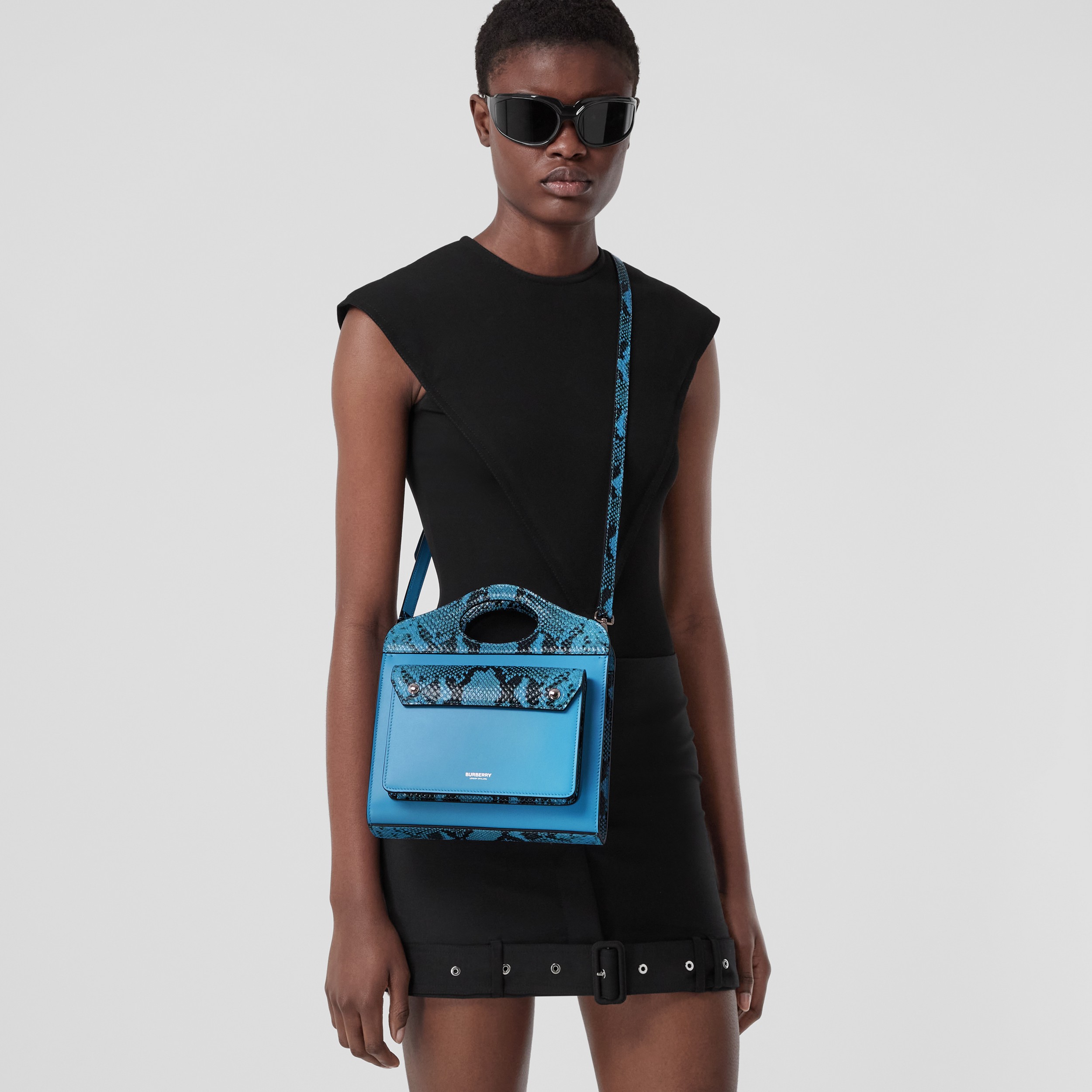 Leder-Pocket Bag im Miniformat mit Pythonmuster (Leuchtendes Himmelblau) - Damen | Burberry® - 3