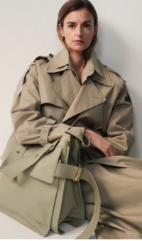 Modelo de Burberry con un trench coat y un bolso tote Trench.